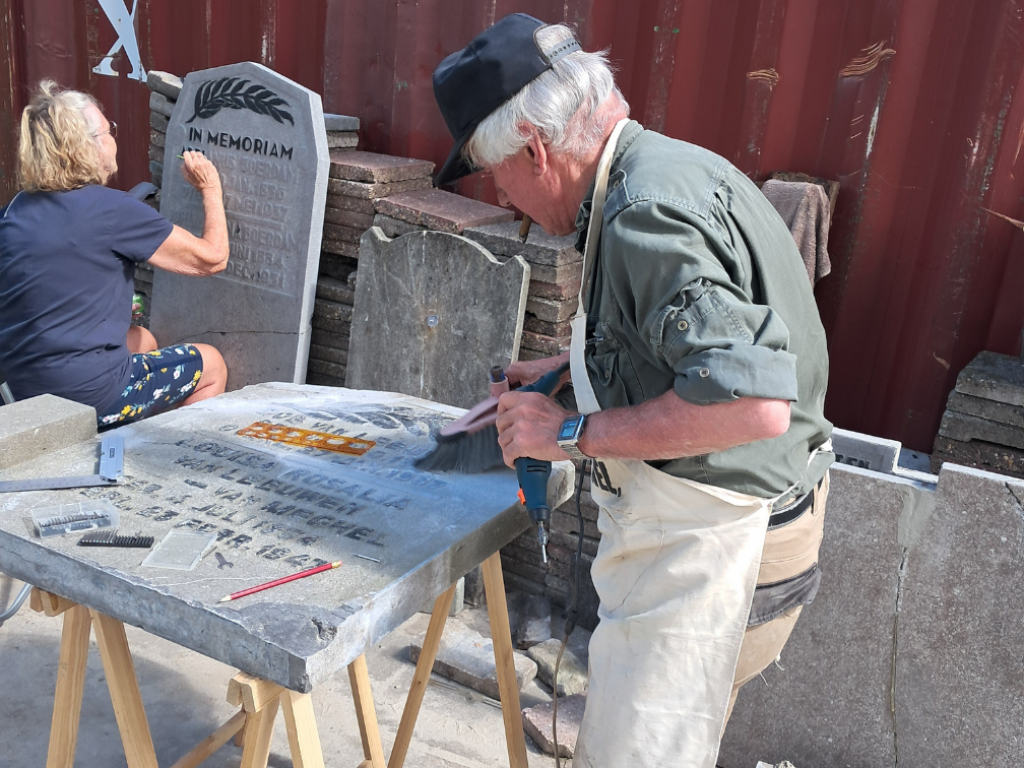 Handige klusser voor opknapteam begraafplaats Emaus